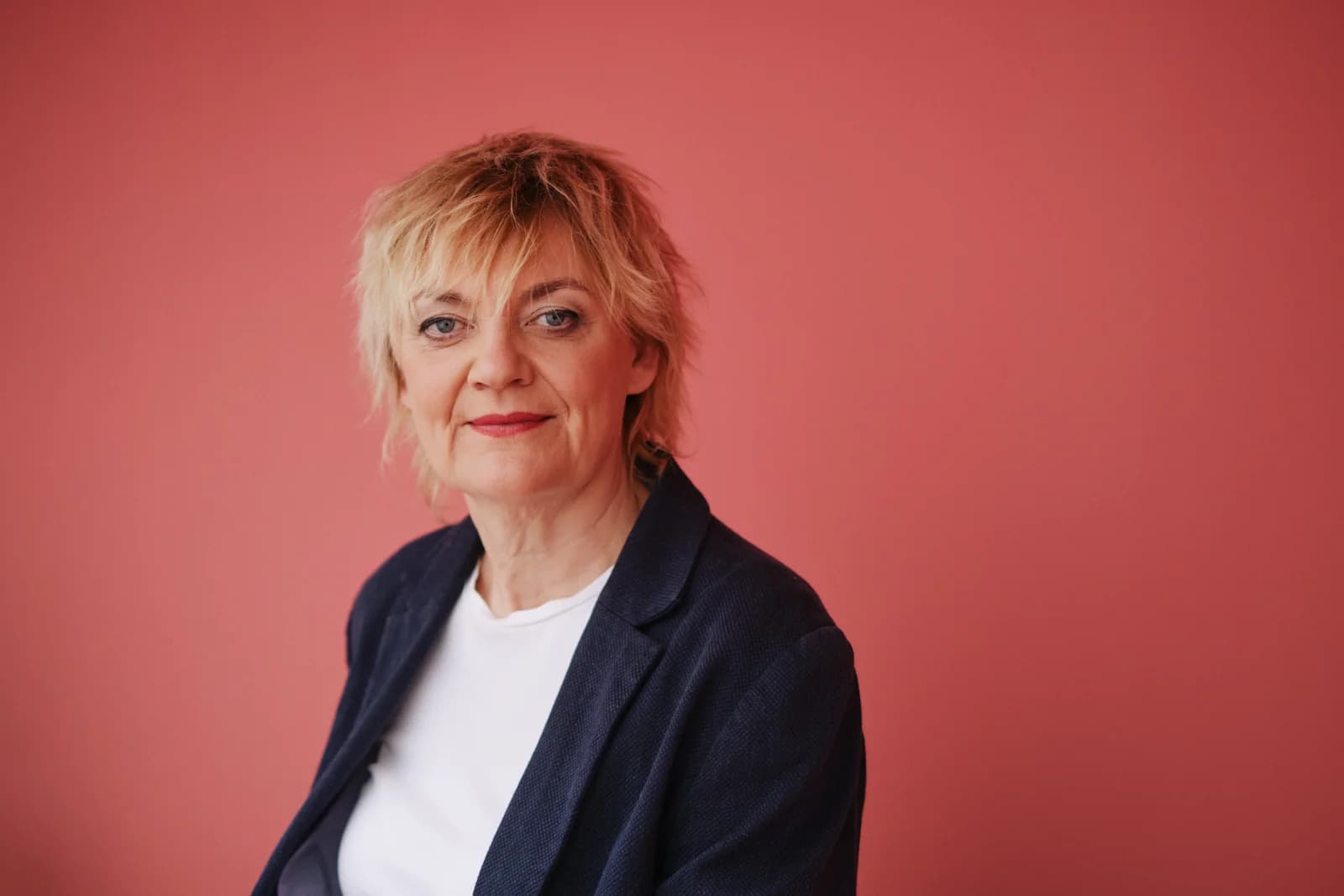 Anna Windmüller, sitzendes Studio-Portrait in dunkler Weste, ruhiger und konzentrierter Ausdruck